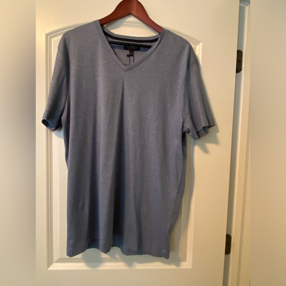 Men’s Banana Republic v neck shirt. NWT. XL. Luxury touch